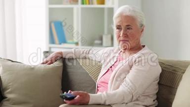 快乐的老年妇女<strong>在家看电视</strong>